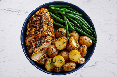 Poulet rôtis avec potatoes et haricots verts